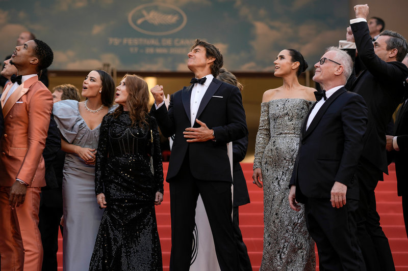 Tom Cruise och gänget som representerade 'Top Gun: Maverick' överraskades av stridsflygplan som hedrade skådespelaren med en uppvisning ovanför röda mattan i Cannes.