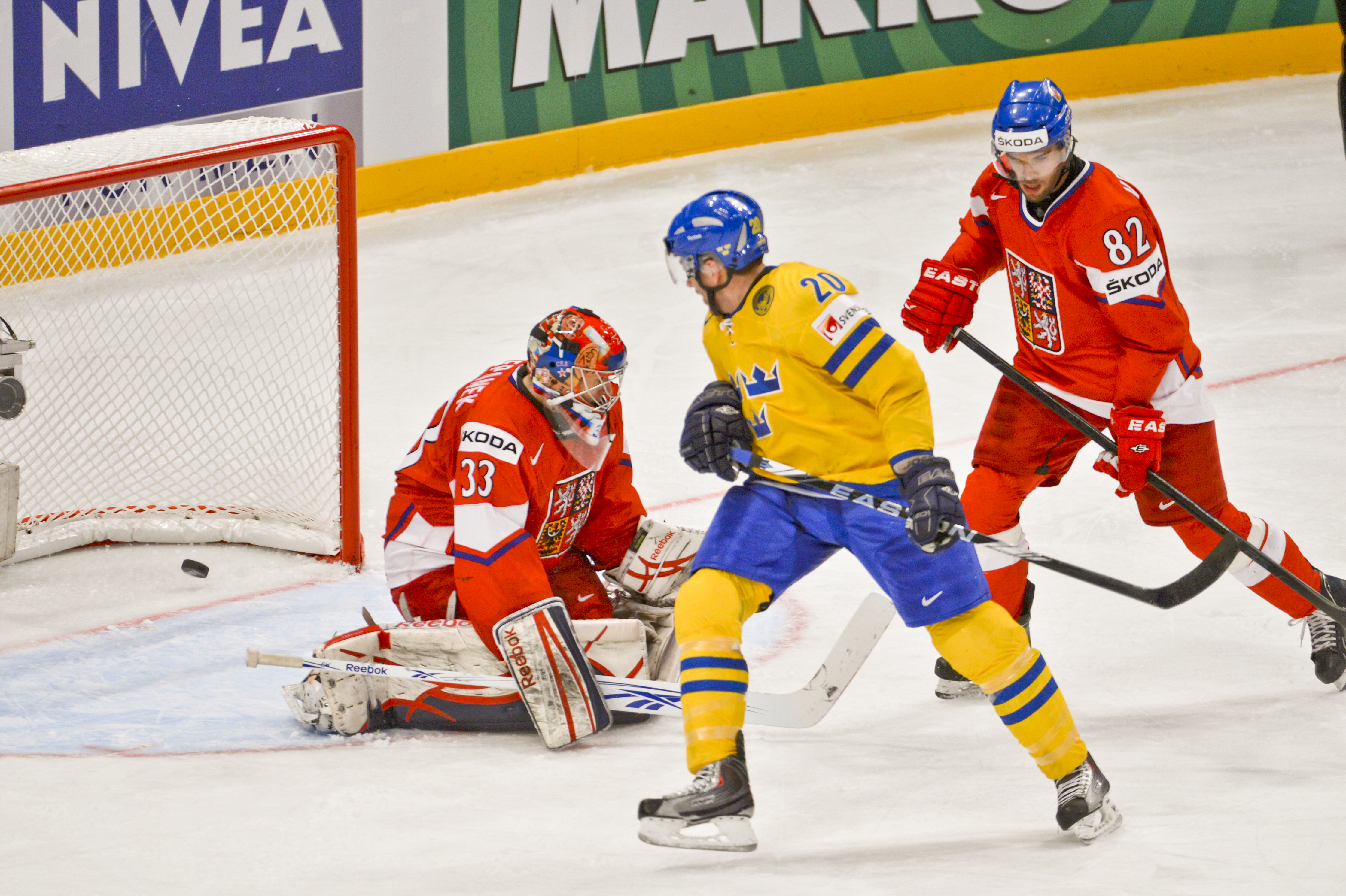 Matchens lirare Joel Lundqvist styr in matchavgörande 3–1 till Sverige.