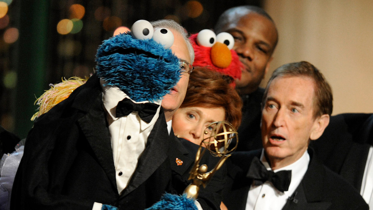 Bob McGrath, tillsammans med Kakmonstret, under utdelningen av utmärkelsen Lifetime Achievement Award på galan Daytime Emmy Awards 2009.
