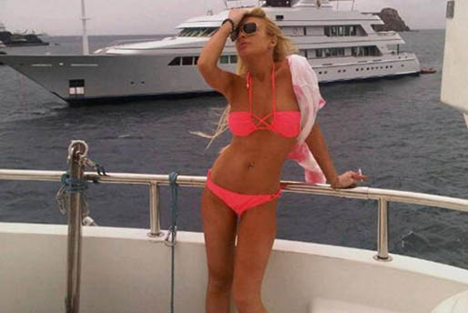 Lindsay i bikini på en yacht.