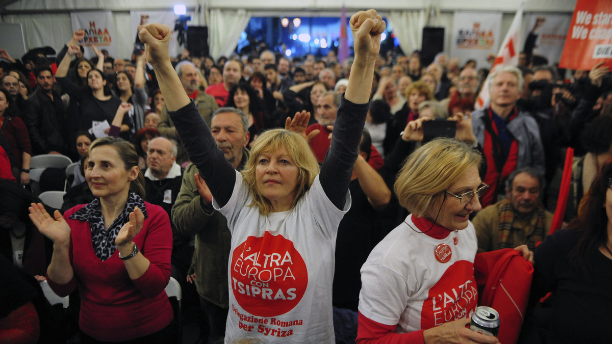 Syriza-anhängare firar. Partiet lär bilda regering med högerpartiet Självständiga Grekland. 