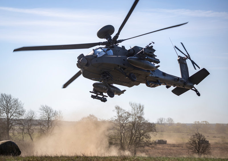 En nederländsk Boeing AH-64 Apache attackhelikopter i militärövningen Aurora 26 på övningsfältet Revingehed.