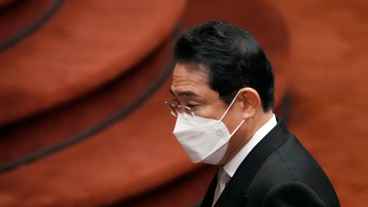 Japans premiärminister Fumio Kishida sparkar en av sina medarbetare. Arkivbild.