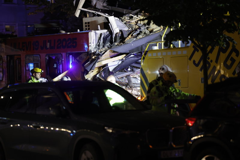 Flera vägar är avstängda omkring olycksplatsen i centrala Göteborg.