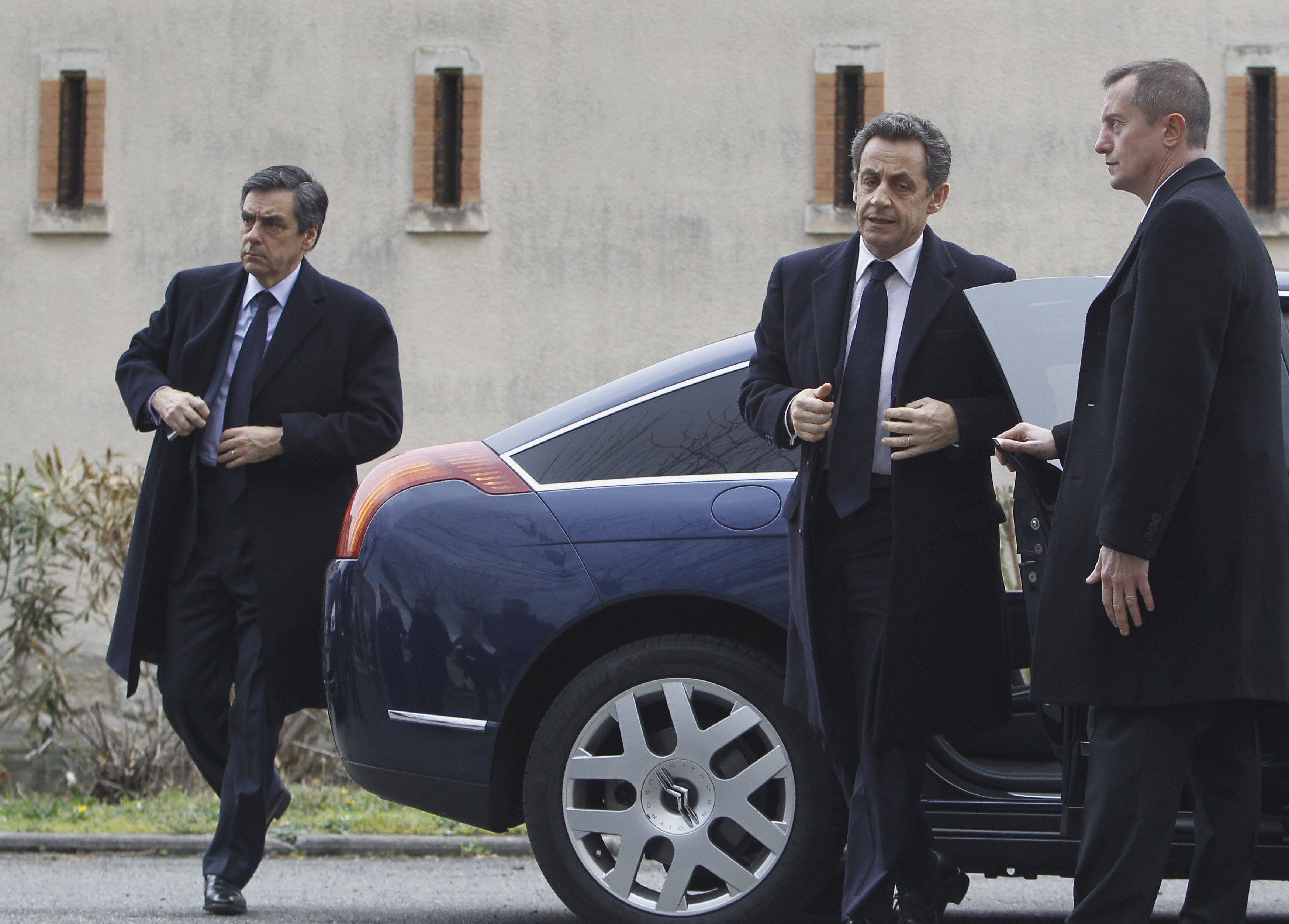 President Sarkozy kom under onsdagen till platsen där mannen omringats. 