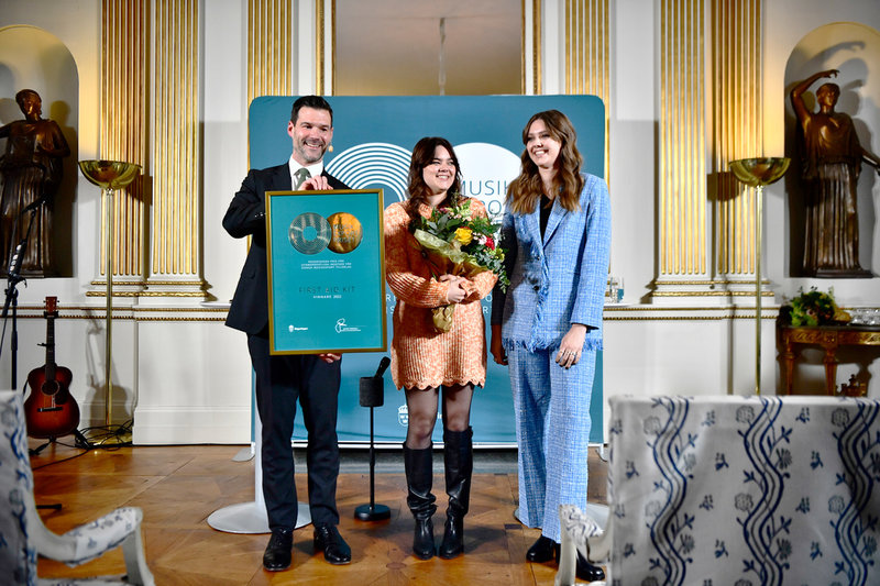 Bistånds- och utrikeshandelsminister Johan Forssell (M) delar ut regeringens musikexportpris för 2022 till First Aid Kit, systrarna Klara och Johanna Söderberg.