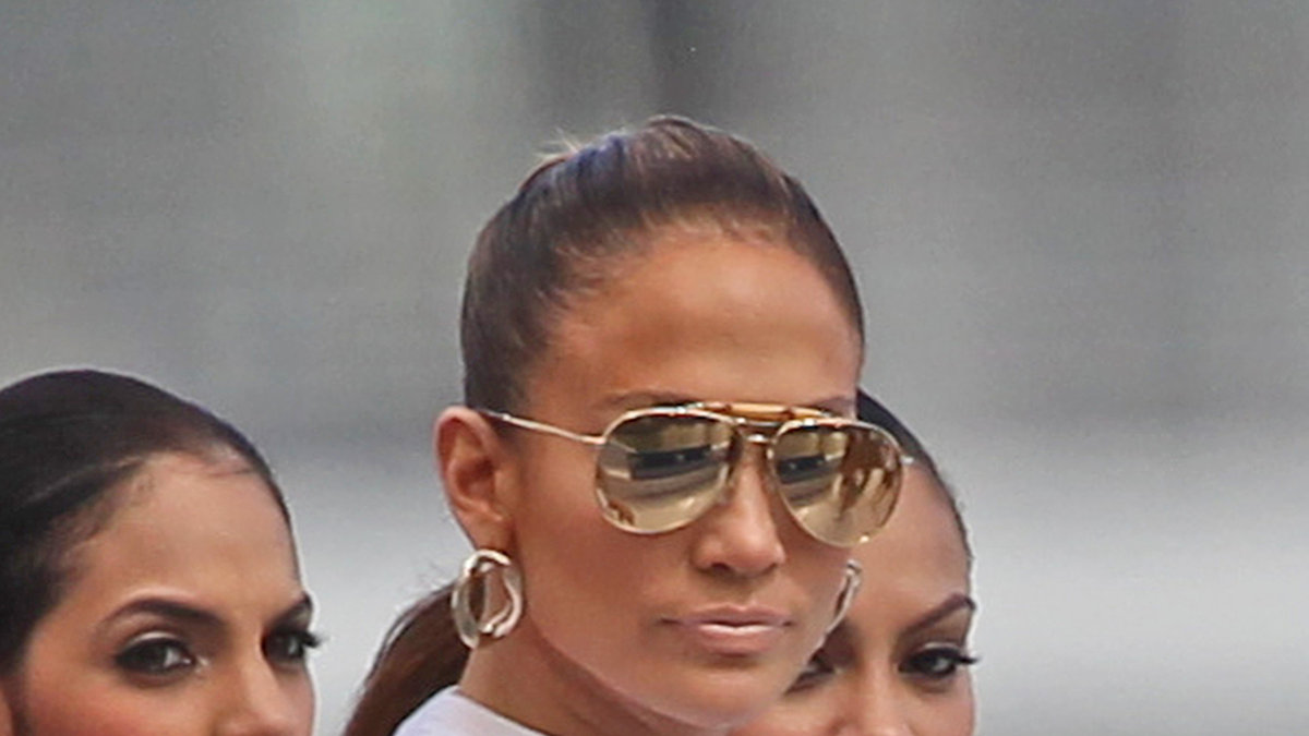 Jennifer Lopez har alltid gillat att synas, vilket hon tydligt gör i sina guldiga pilotglasögon.