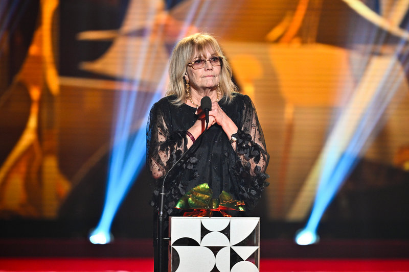 Anki Lidén tar emot priset för bästa kvinnliga skådespelare i en biroll.