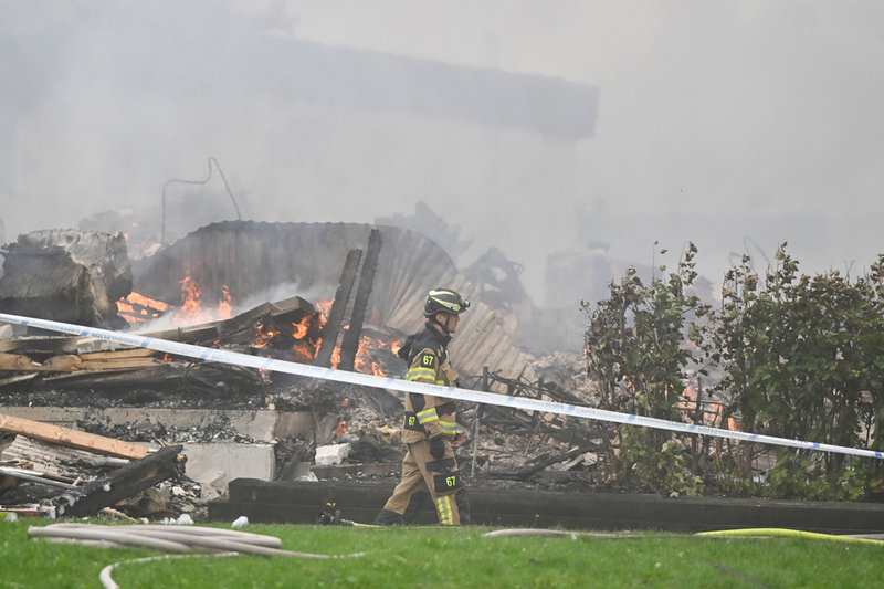 Elva radhus förstördes i fredagens brand i Upplands Bro.
