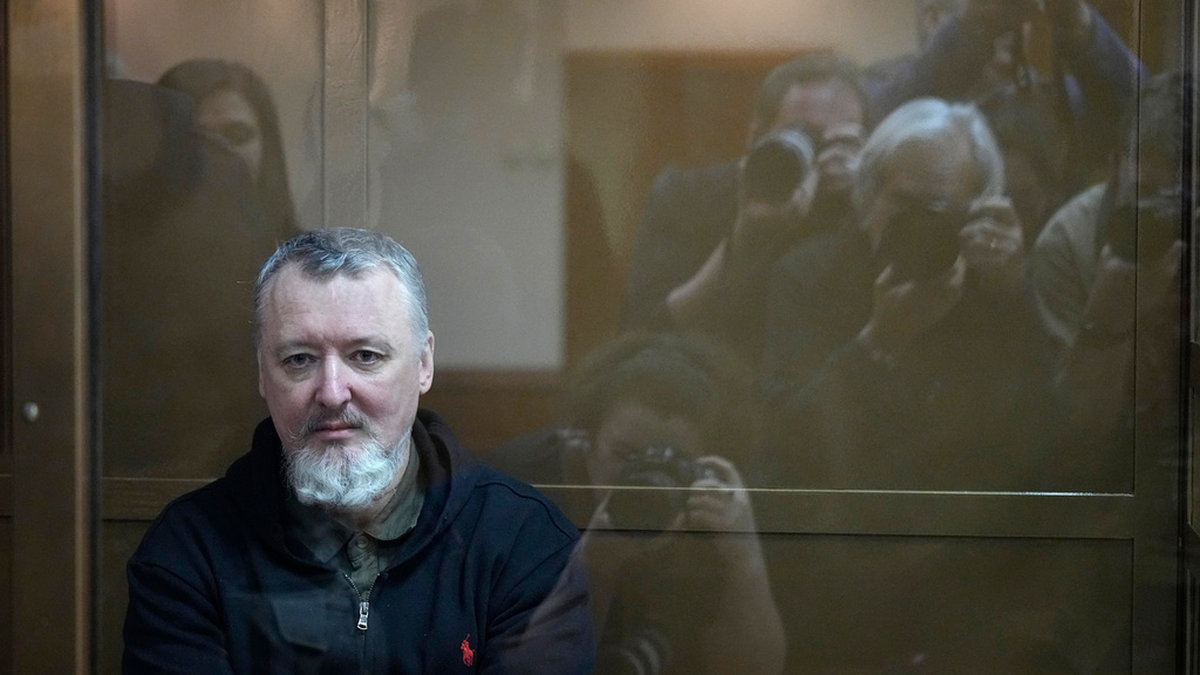 Den hårdföre ryske nationalistprofilen Igor Girkin (alias Strelkov) döms till fyra år i fängelse. Här fotograferades han i rättssalen i Moskva i samband med att domen lästes upp.