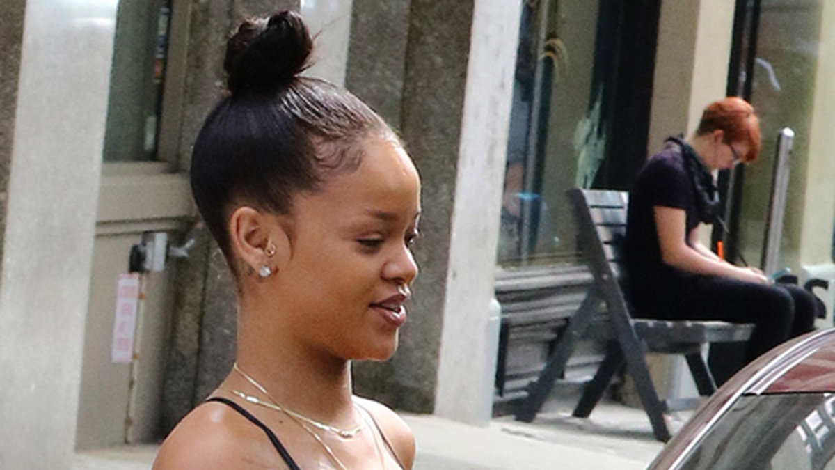 Rihanna rockar sport-BH och mysbyxor i New York. 