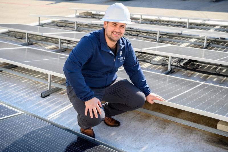 Omeed Badkoobeh, vd och grundare av Yotta Energy som utvecklat en ny form av batteri som lagrar solenergi.