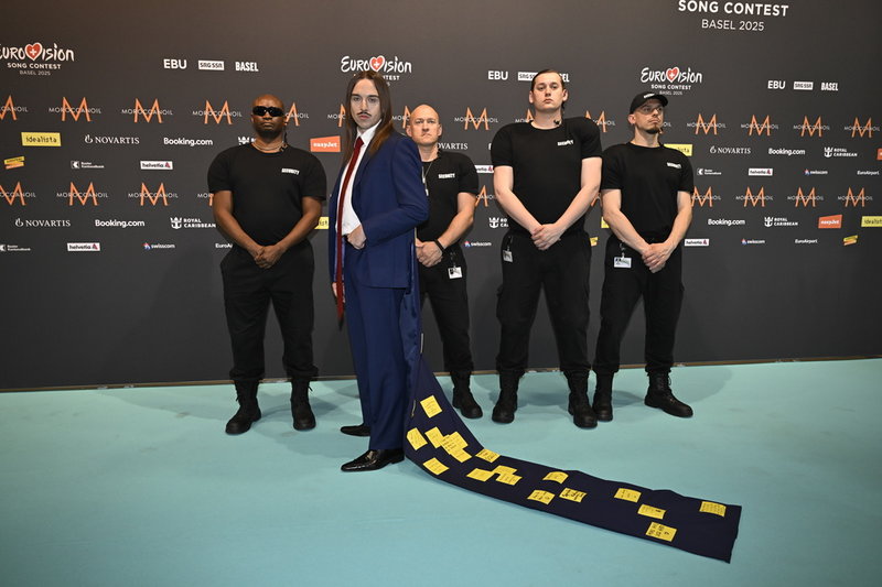 Tommy Cash som representerar Estland hade ett långt släp med budskap som fans skrivit.