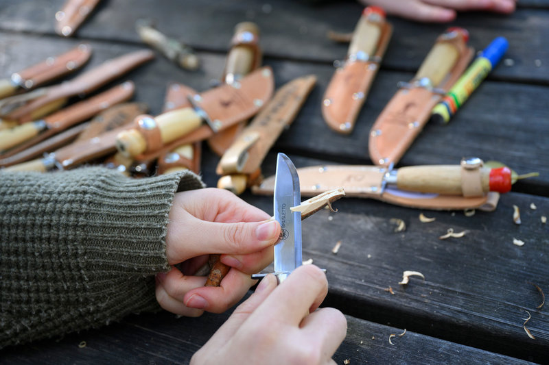 Studier pekar på att vistelse i naturen minskar negativa känslor och stress samtidigt som det bidrar till mental återhämtning och ökad prestation. Att vara i naturen tillsammans med andra kan också stärka sociala band och ge en känsla av gemenskap. 