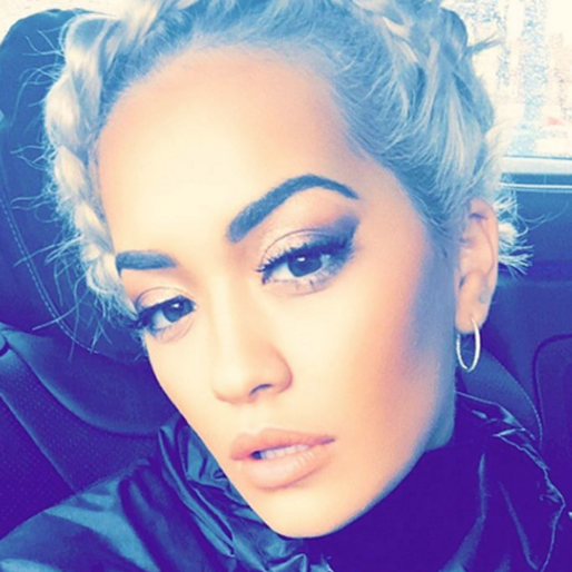 Rita Ora tar en bilselfie. Rita Ora tar en bilselfie.