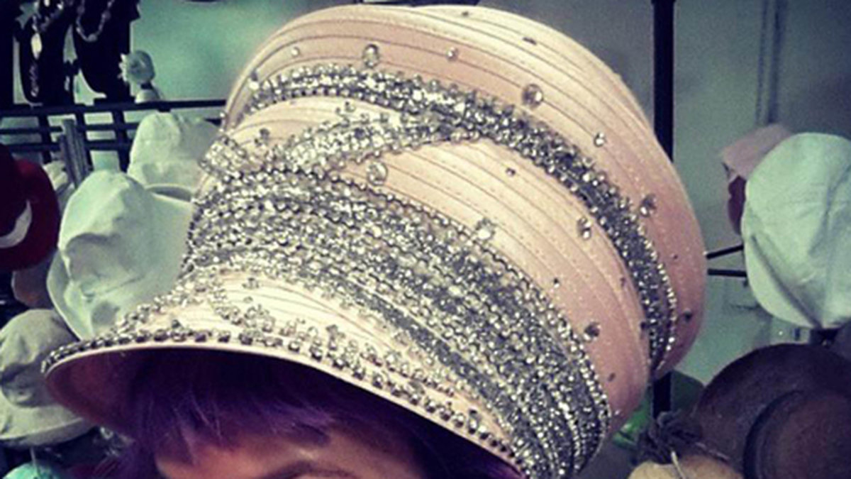 Lily Allen i lustig hatt.