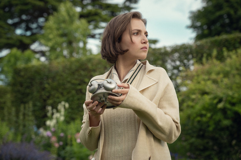 Mia McKenna-Bruce löser brott och undersöker väckarklockor i "De sju uren".