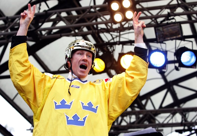 Säsongen 2005–2006 vann Jörgen Jönsson både OS-guld, SM-guld och VM-guld. Här hyllas han i Kungsträdgården i Stockholm tillsammans med resten av Tre Kronor.