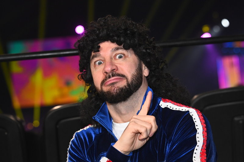 Lilla Al-Fadji har ont i halsen. 