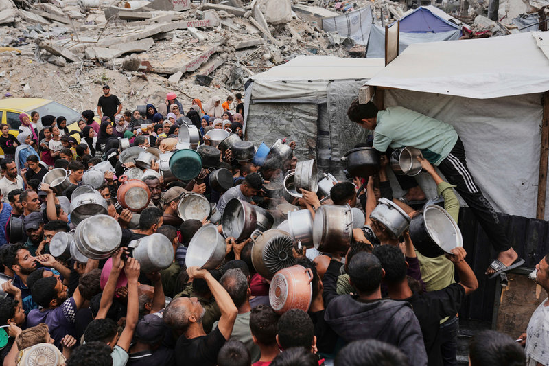 Den senaste tiden har allt fler internationella organisationer varnat för nära förestående svält i Gazaremsan. På bilden en kaotisk matutdelning i Jabalia i norra Gaza på torsdagen.