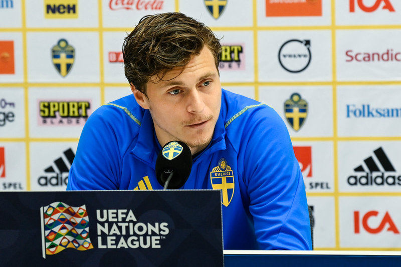 Mittbacken och lagkaptenen Victor Nilsson Lindelöf.
