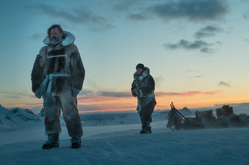 Nikolaj Coster-Waldau som polarfararen Ejnar Mikkelsen och Joe Cole som hans medhjälpare Iver Iversen i 'Against the ice'. Pressbild.