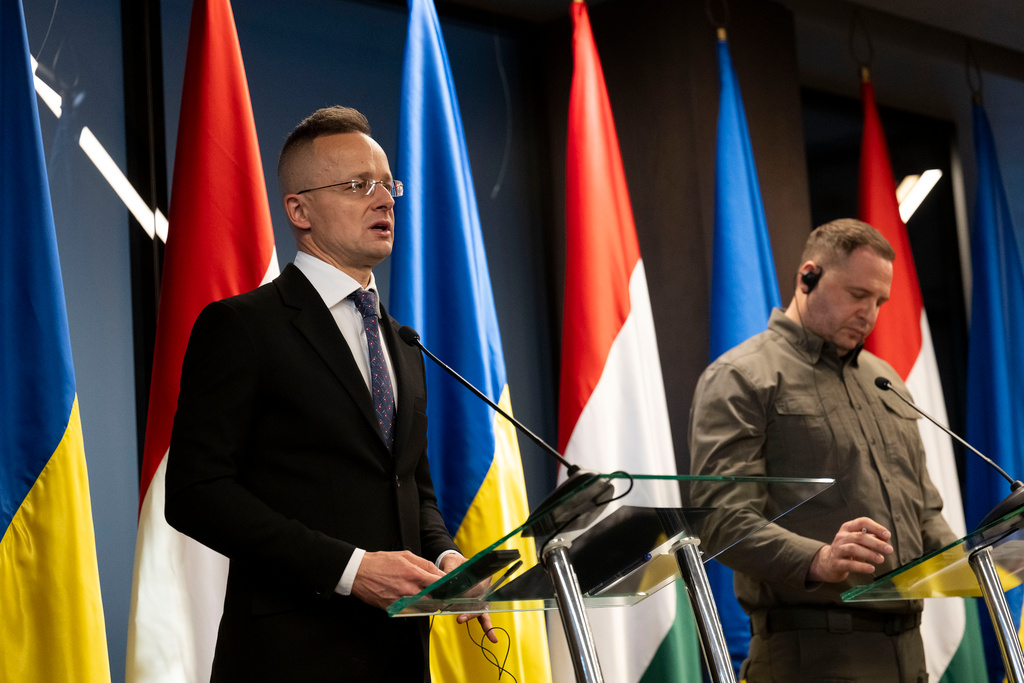 Ungerns utrikesminister Peter Szijjarto och ukrainske presidentrådgivaren Andrij Jermak efter ett möte i västra Ukraina på måndagen.