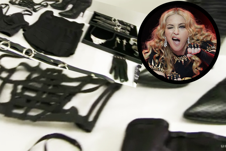 Madonna är inte rädd för att visa hud. Det ska vara sexigt, hett och hårt. Spana in stjärnans garderob i videoklippet.