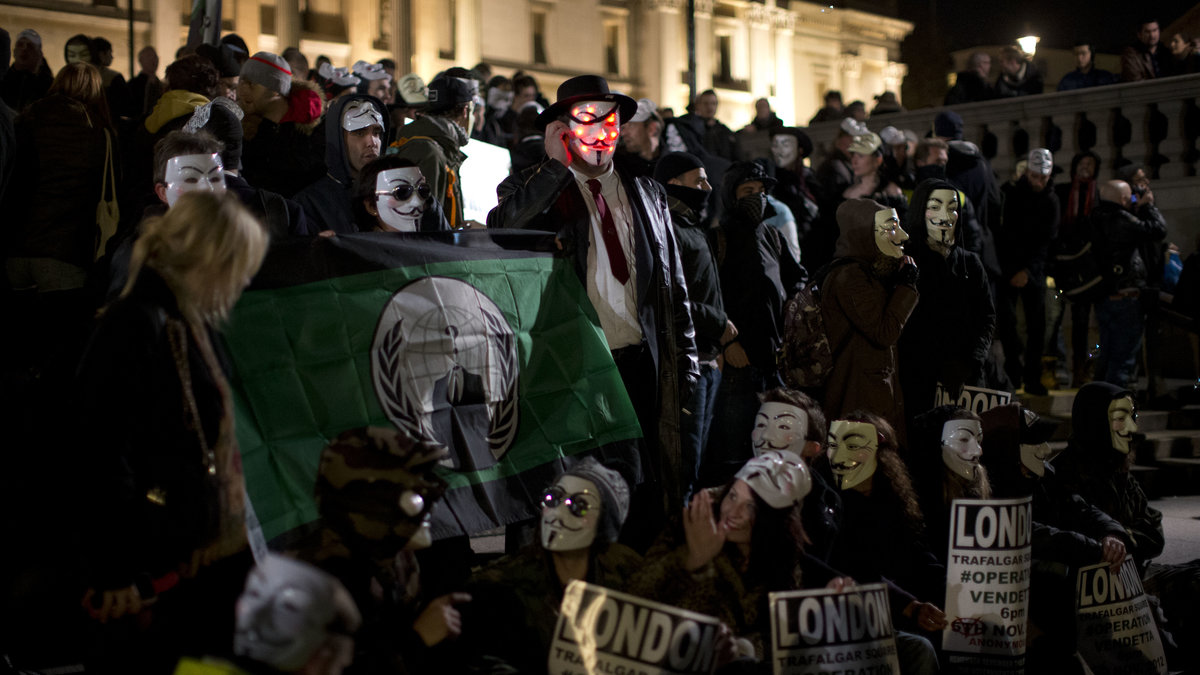 En samling Anonymousaktivister på Trafalgar Square.