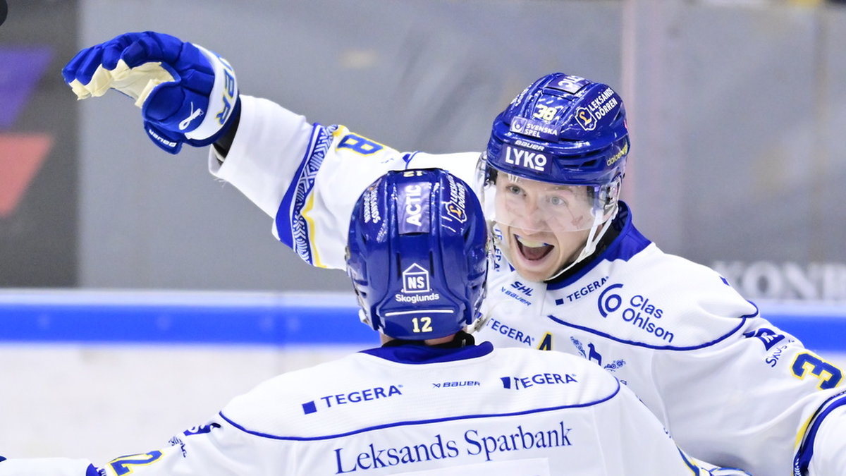 Leksands Olle Alsing firar sitt segermål mot HV71 tillsammans med lagkompisen Kalle Östman.