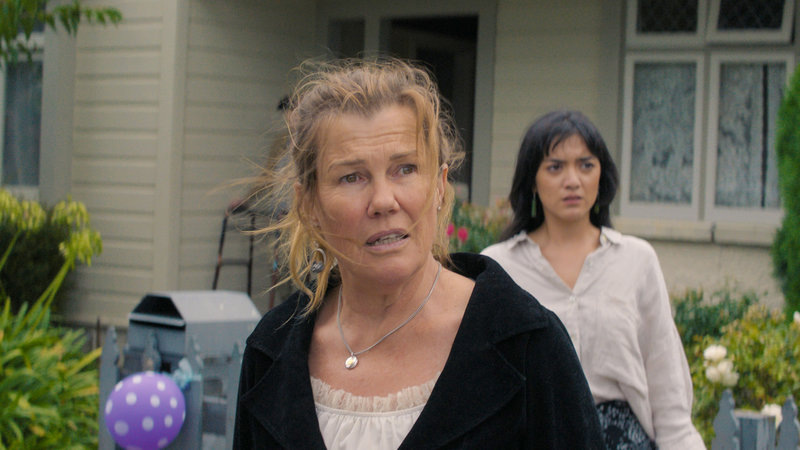 Penny (Robyn Malcolm) tycker sig ha sett sin man begå ett övergrepp i "Den som bär skuld" i SVT.