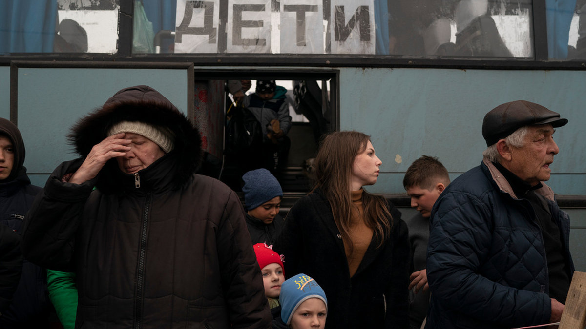 De här människorna evakuerades från sönderbombade och numera ockuperade Mariupol till områden som ännu kontrolleras av Ukraina. I fönstret står det 'Barn' på ryska. Bilden togs i april. Arkivbild.
