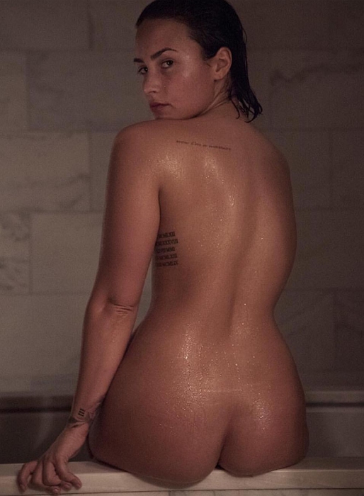 Demi Lovato poserar vid badkarskanten. Demi Lovato poserar vid badkarskanten.