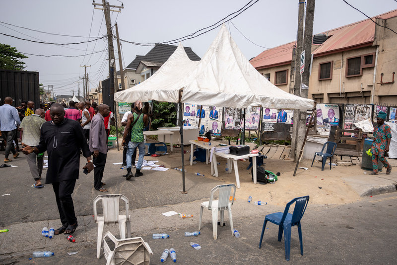 En vallokal i Lagos som attackerats av ett beväpnat gäng som burit bort rösträkningsapparater.