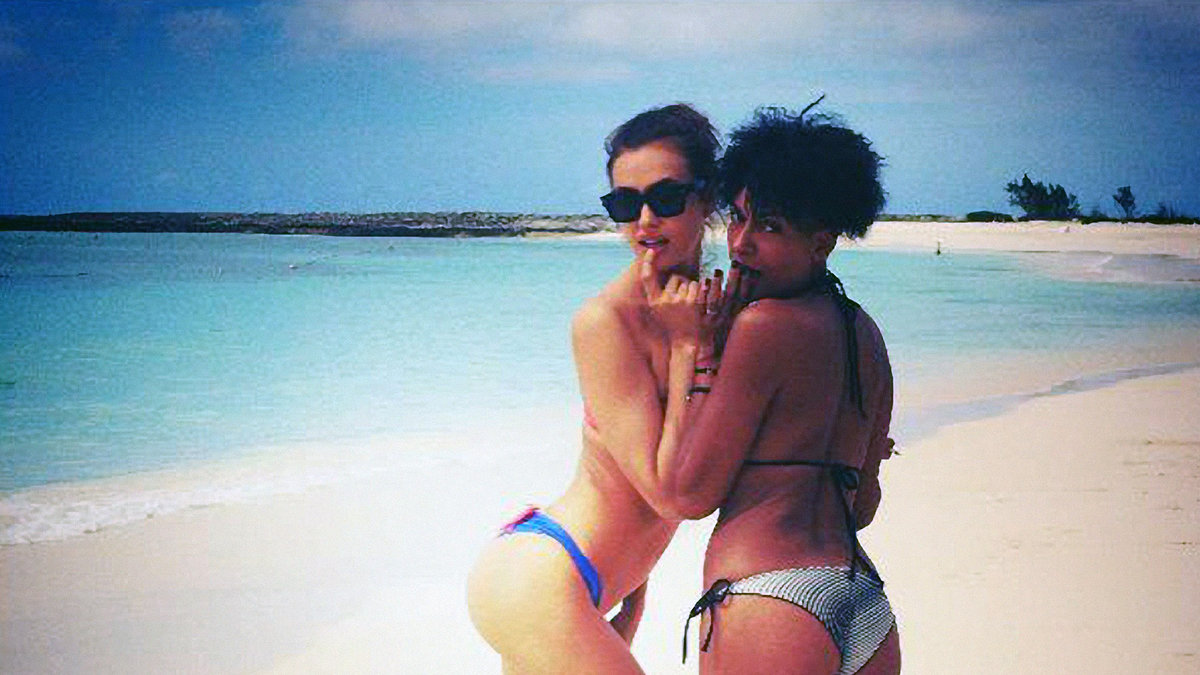 Irina Shayk poserar på stranden med en kompis.