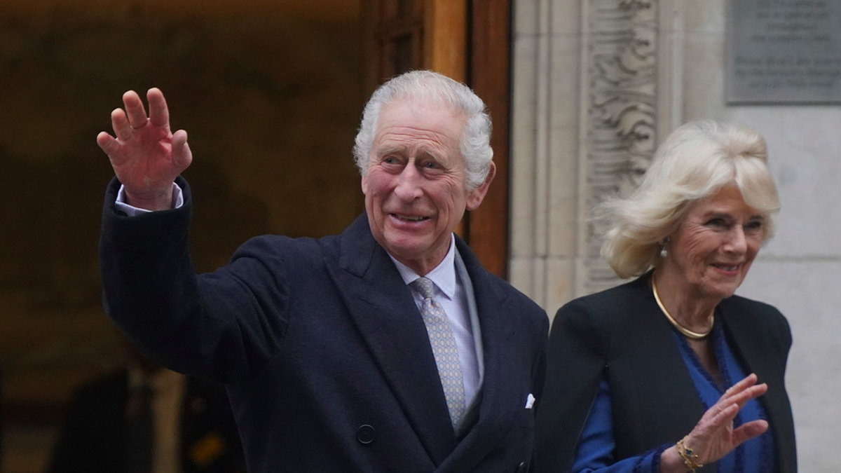 Kung Charles III tillsammans med sin fru drottning Camilla i samband med att han lämnade sjukhuset.