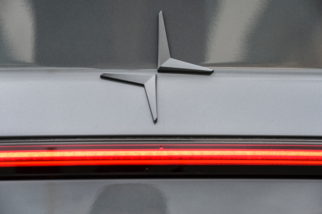Polestars logotyp på en av företagets elbilsmodeller. Arkivbild.