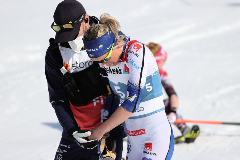 Frida Karlsson tog VM-brons på tremilen förra säsongen. Detta trots en krasch med Ebba Andersson och Heidi Weng där Karlsson skadade armen. 'Jag fick ont men jag körde på och hade bara medalj i tankarna' sade hon efteråt. Arkivbild.