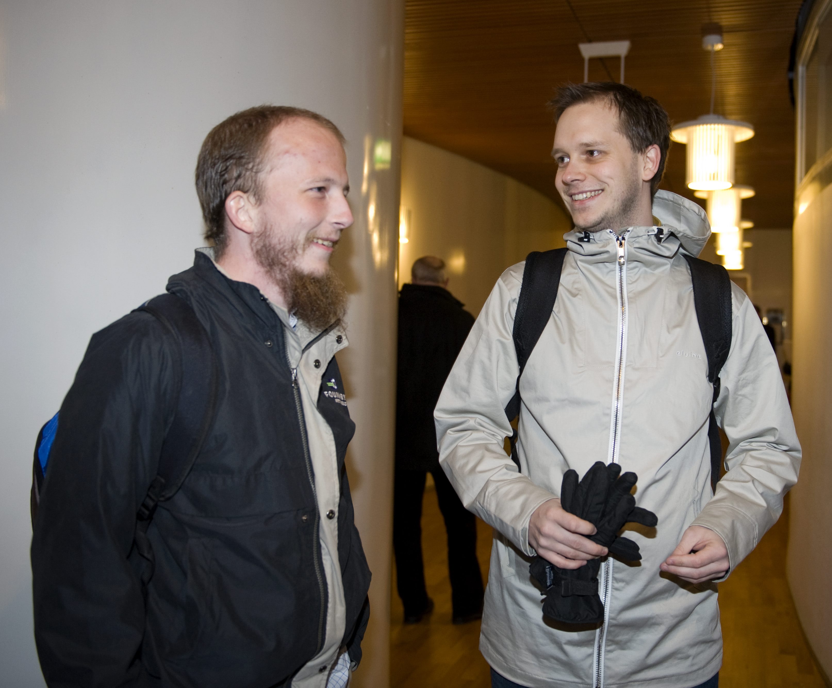 Svartholm Warg med Peter Sunde under Pirate Bay-rättegången.