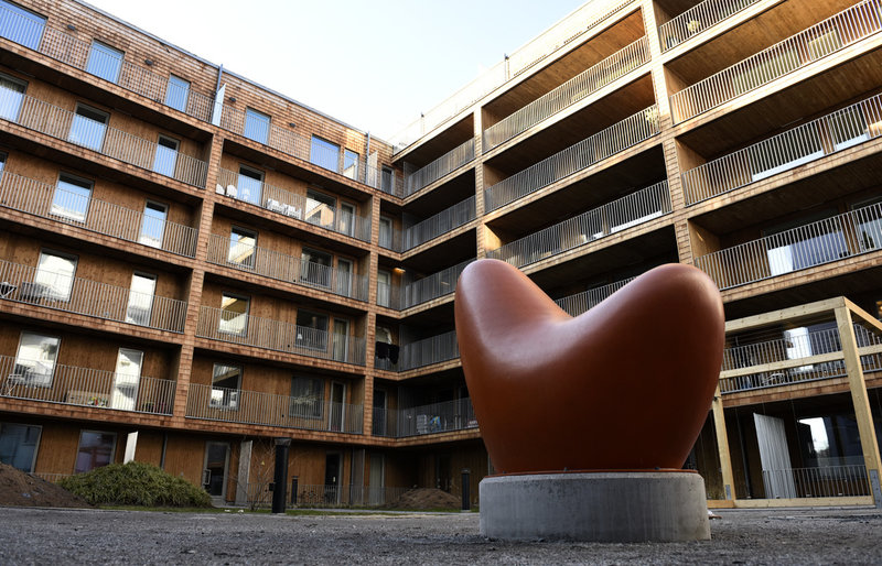 Att bygga mer i trä är ett sätt att kapa klimatutsläppen. Här syns hus med fasad av cederträ i miljöprofilerade bostadsområdet Norra Djurgårdsstaden i Stockholm.