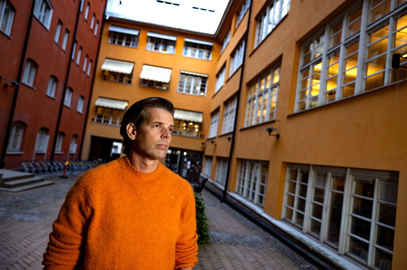 Alex Schulman sätter upp 'Tröstrapporter' på Dramaten, där sjörapporterna spelar en stor roll: 'Världen gungar, hela tiden och mer och mer känns det som. I de gungningarna finns det en tröst i att öarna och vikarna finns kvar, finska bukten – det är så vackra namn också, trolska, det är som om någon läser om vädret i ett sagoland'.