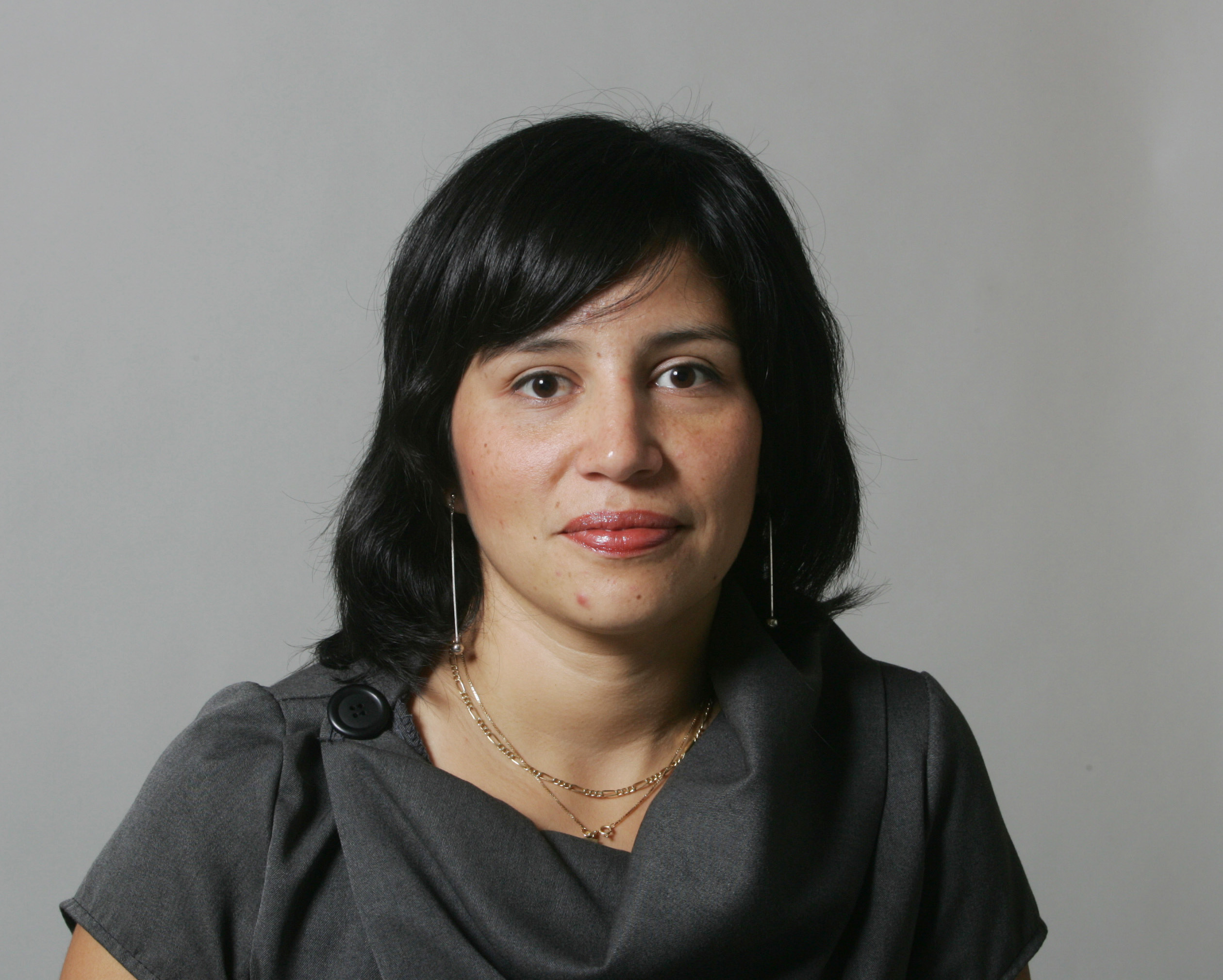 Rossana har tidigare jobbat som journalist, vårdbiträde och lärare. 