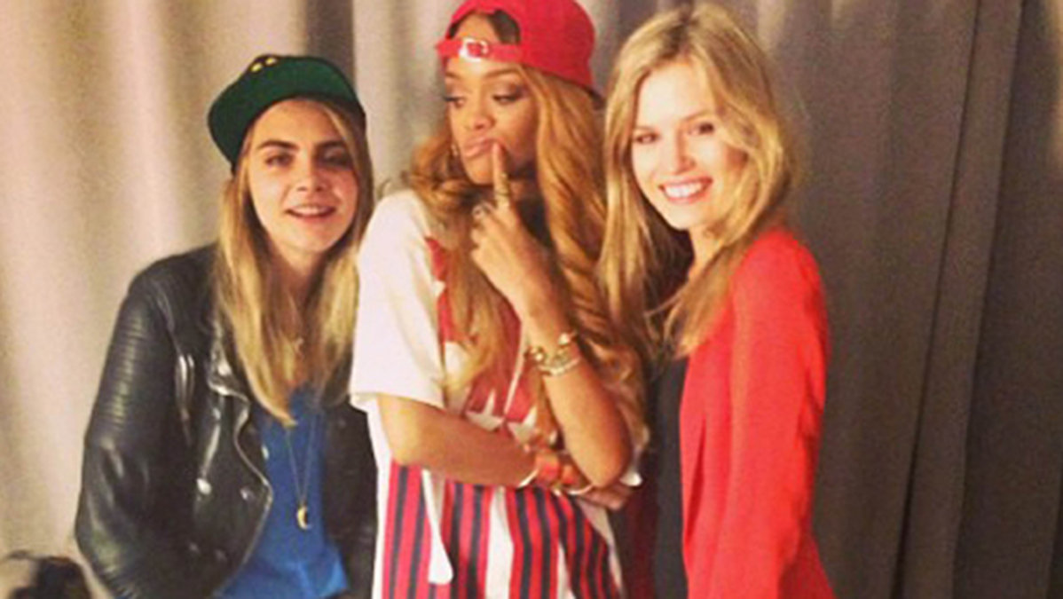 Dra på trissor! Cara Delevingne, Rihanna och Georgia May Jagger hänger backstage i maj 2013.