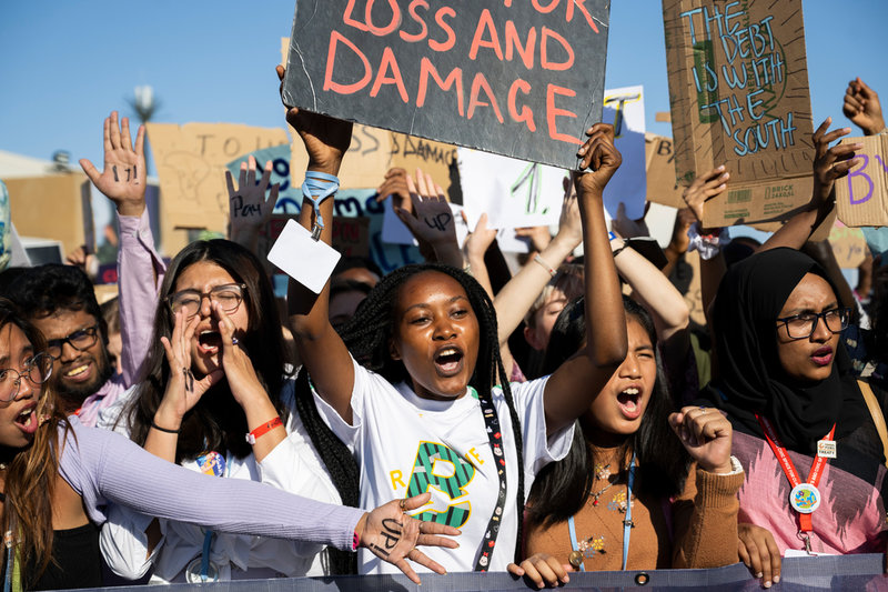 Aktivisten Patience Nabukalu, från Fridays for future i Uganda, håller upp en skylt som kräver att rika länder ska betala för klimatrelaterade skador och förluster under en protest på klimatmötet COP27. Arkivbild.