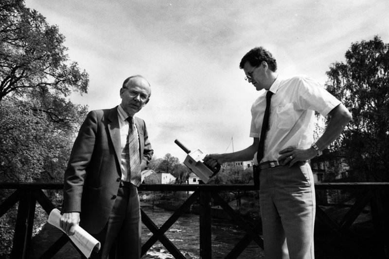 Västvärlden fick kännedom om Tjernobyl-olyckan när förhöjda strålningsvärden noterades i Gävletrakten. Det ledde till kontroller och beredskap under lång tid efteråt. Här syns Gävleborgs dåvarande landshövding Carl Björkman och strålskyddsinstitutet SSI:s generaldirektör Gunnar Bengtsson, med en geigermätare i handen, på en bro över Gavleån den 21 maj 1986.