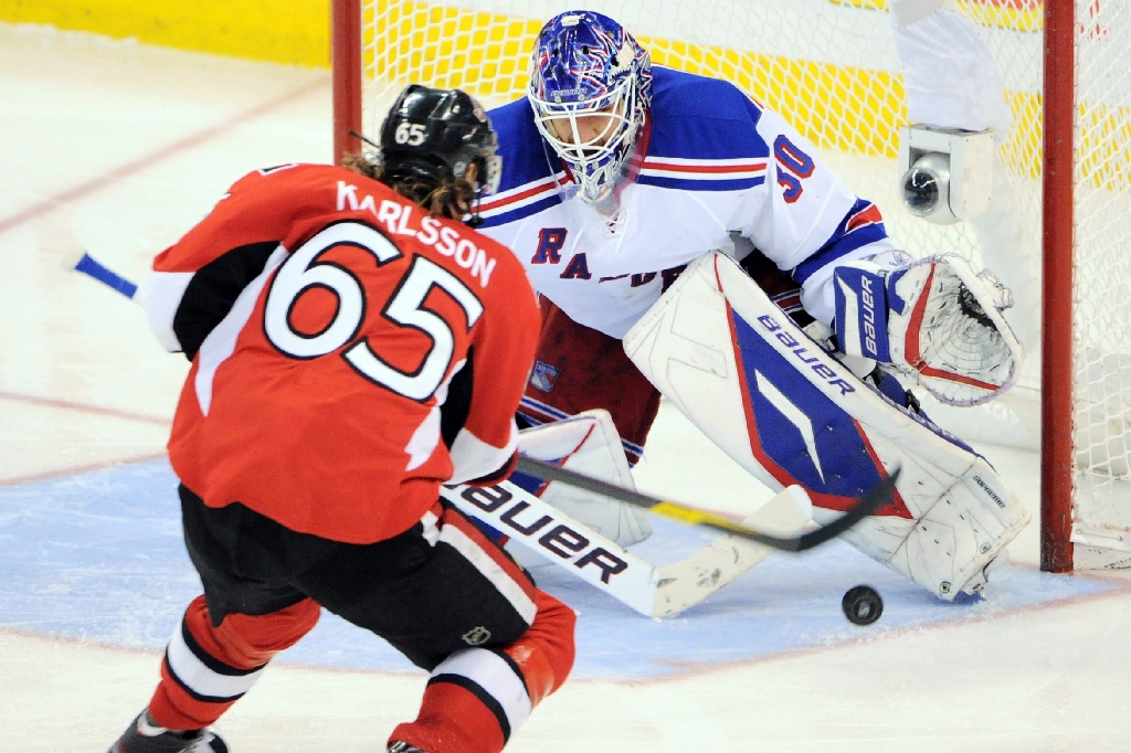 Hela NHL:s poängbäste back Erik Karlsson eller ligans bäste målvakt Henrik Lundqvist? Det är frågan när New York Rangers och Ottawa Senators ställs mot varandra i åttondelsfinal. Hela NHL:s poängbäste back Erik Karlsson eller ligans bäste målvakt Henrik Lundqvist? Det är frågan när New York Rangers och Ottawa Senators ställs mot varandra i åttondelsfinal.