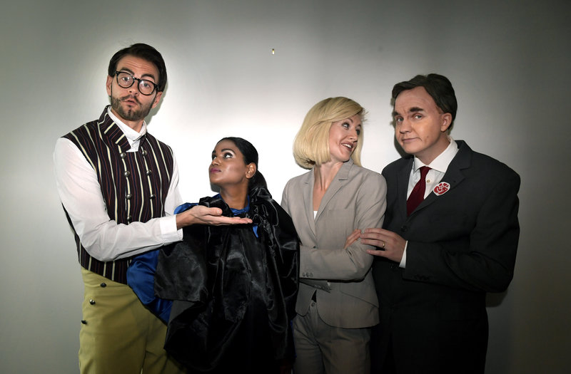 Christian Åkesson som Jimmie Åkesson, Shanthi Rydwall-Menon som Alice Bah Kuhnke, Louise Nordahl som Ebba Busch Thor och Daniel Norberg som Stefan Löfven under inspelningen av TV4:s humorprogram "Mumbo jumbo". Foto: Janerik Henriksson / TT 