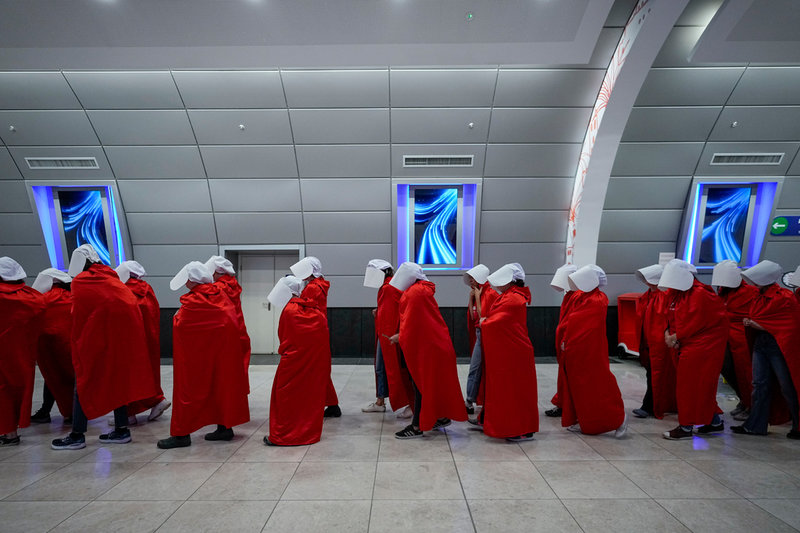 Demonstranter klädda som karaktärerna i tv-serien The Handmaid's Tale på väg till protester mot regeringens planer i Jerusalem.