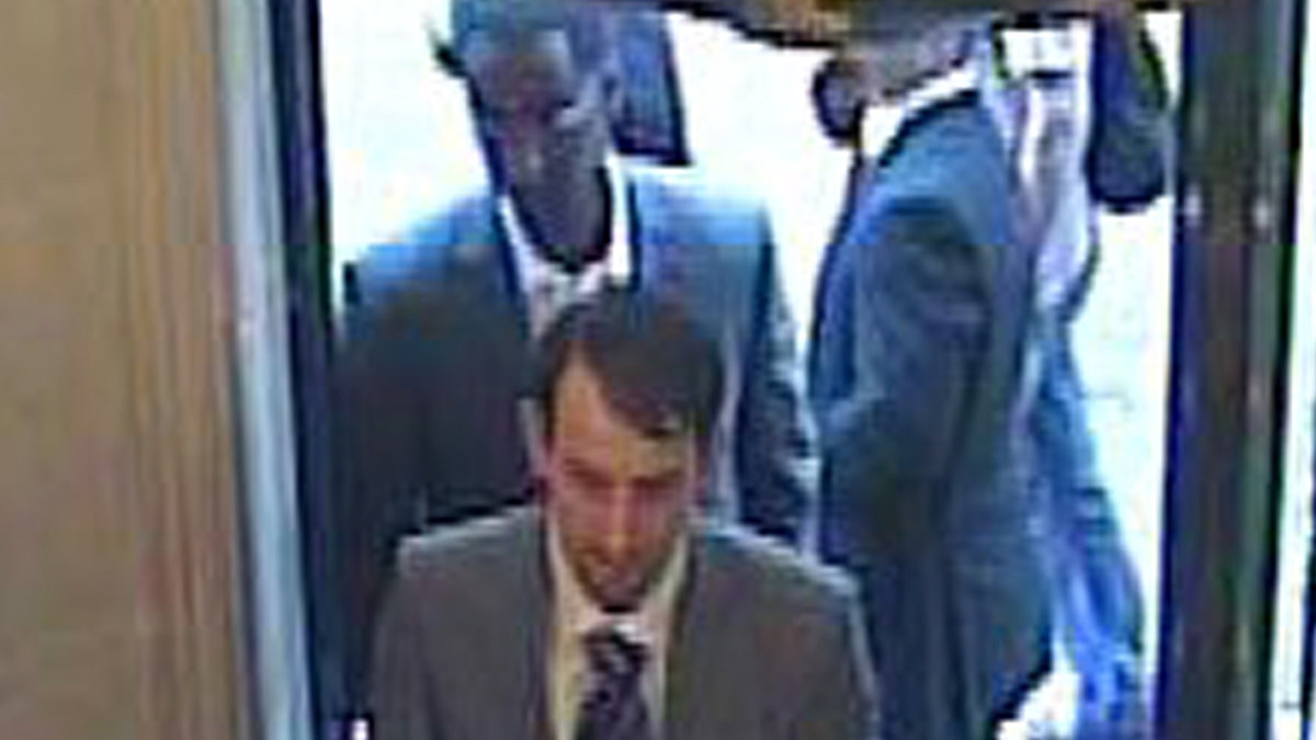 Två välklädda män begick rånet på New Bond Street.