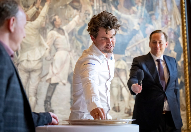 Magnus Carlsen vid lottningen på Rådhuset i Malmö.